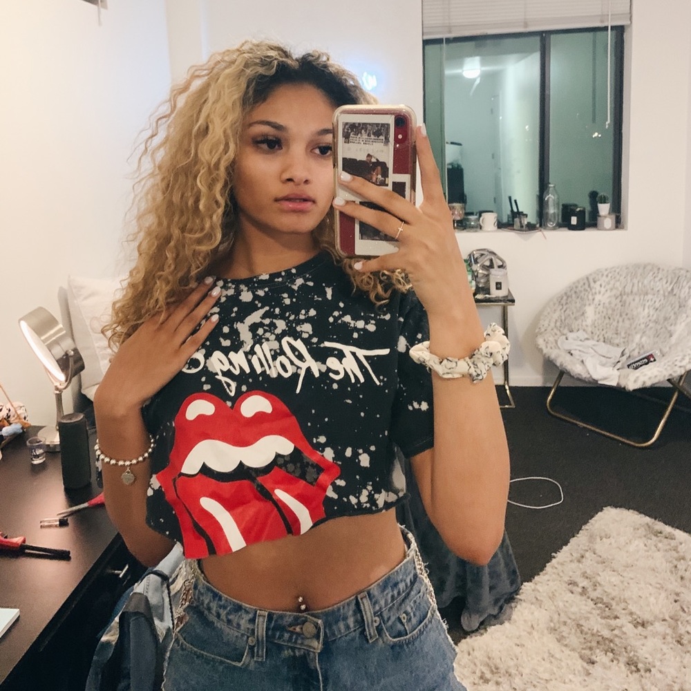 “Rolling Stones” oversized crop top🦋